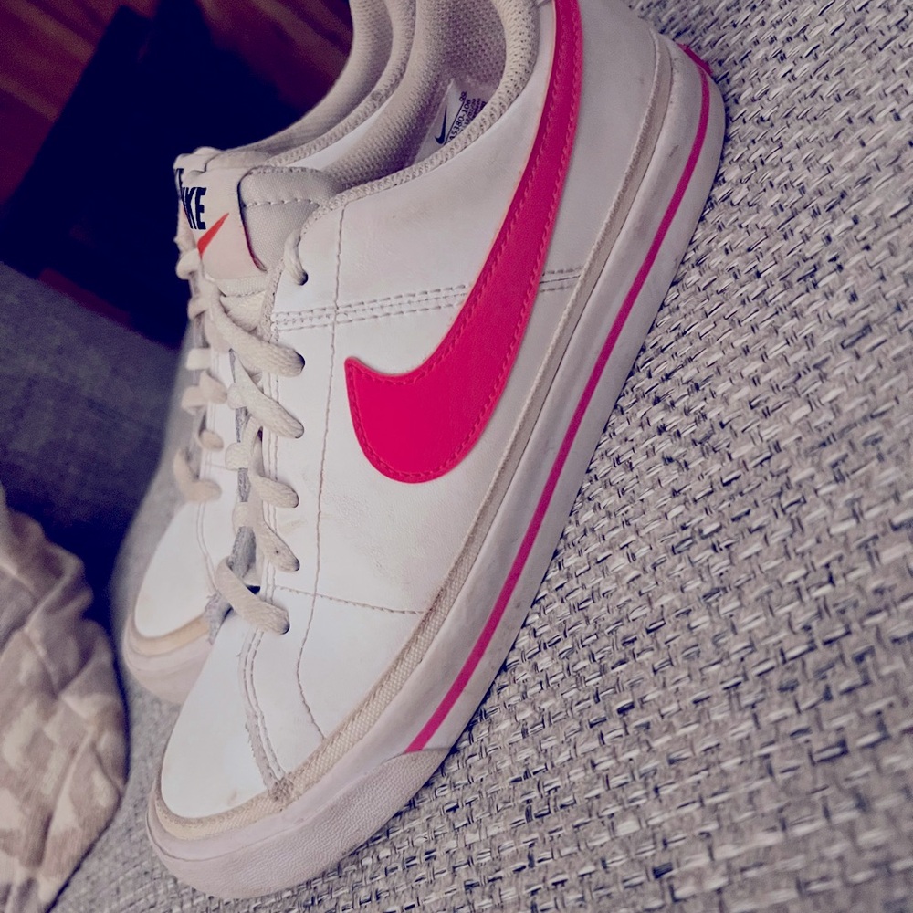 Nike low rise size 6 youth